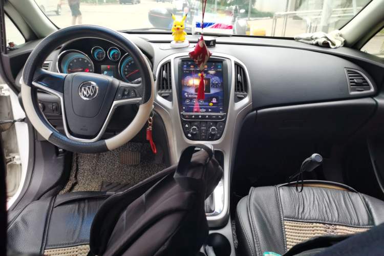 Used Buick GT 2014 XT 1.6L Automatic Fashion Edition Center Console