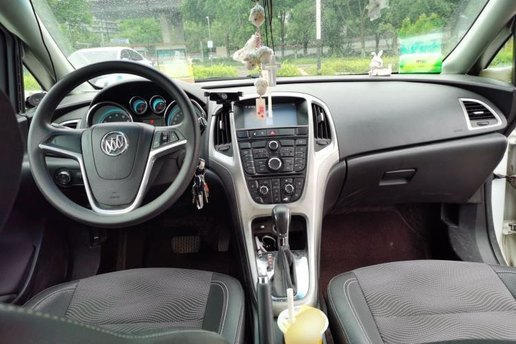Used Buick GT 2014 XT 1.6L Automatic Fashion Edition Center Console