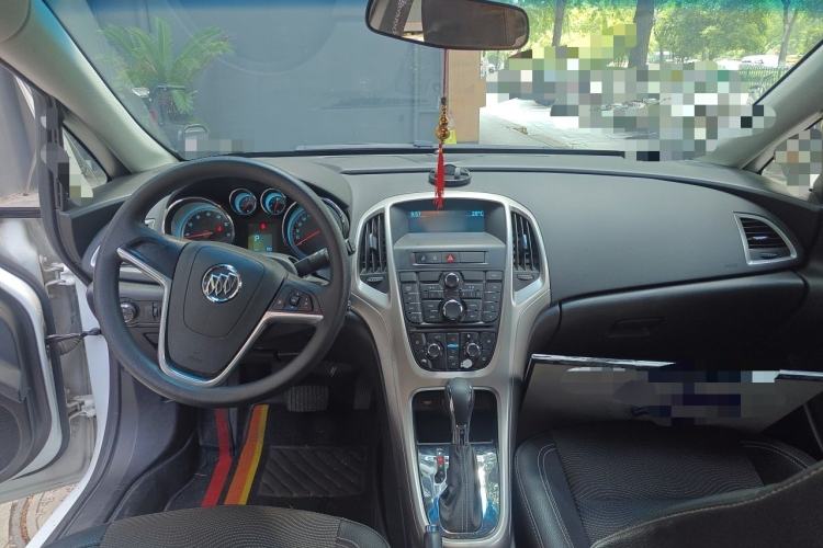 Used Buick GT 2014 XT 1.6L Automatic Fashion Edition Center Console