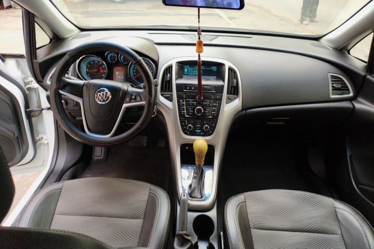 Used Buick GT 2014 XT 1.6L Automatic Fashion Edition Center Console