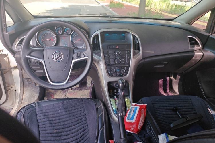 Used Buick GT 2014 XT 1.6L Automatic Fashion Edition Center Console
