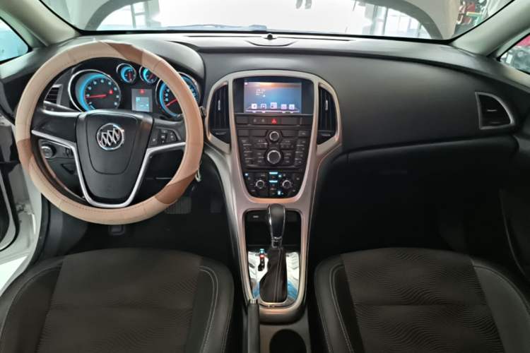 Used Buick GT 2014 XT 1.6L Automatic Fashion Edition Center Console