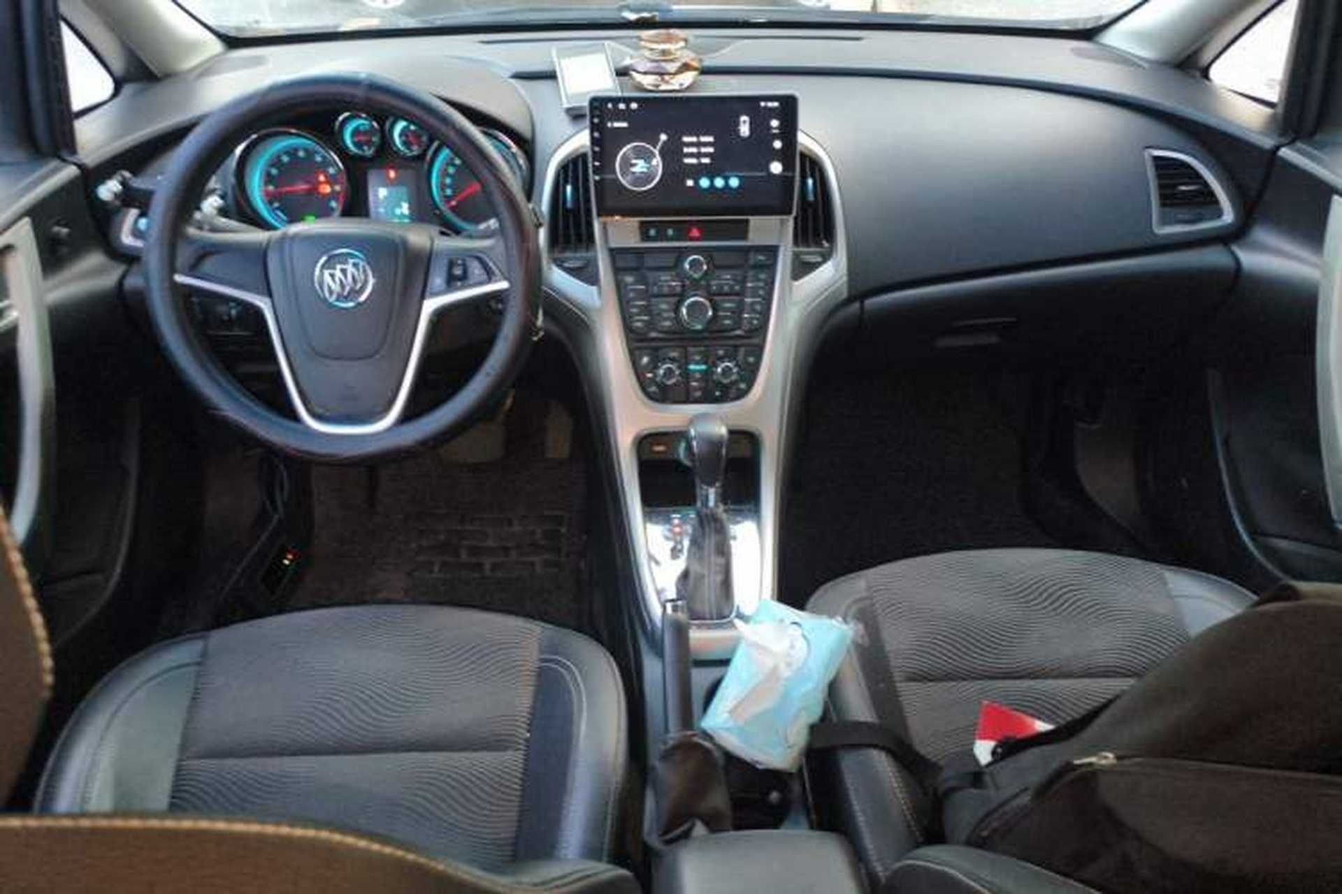 Used Buick GT 2014 XT 1.6L Automatic Fashion Edition Center Console
