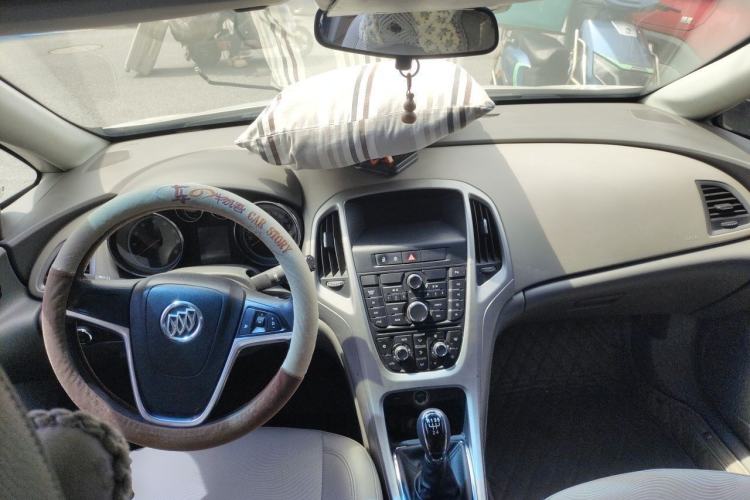 Used Buick GT 2014 XT 1.6L Manual Entry-Level Model Center Console