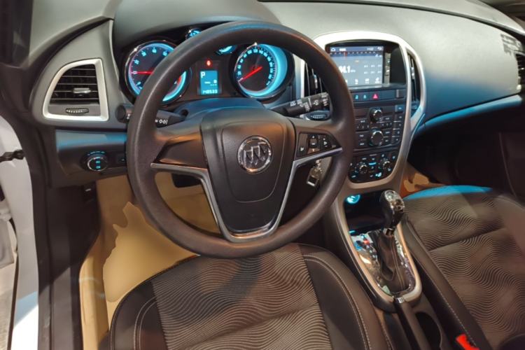 Used Buick GT 2014 XT 1.6L Automatic Fashion Edition Center Console
