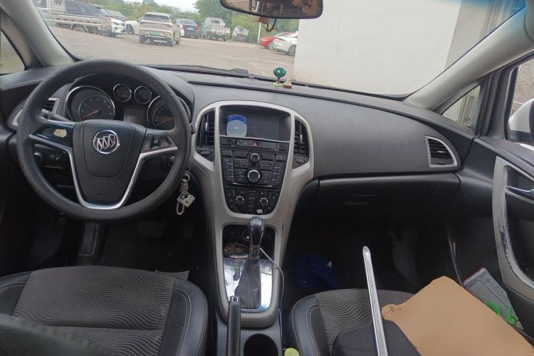 Used Buick GT 2014 XT 1.6L Automatic Fashion Edition Center Console