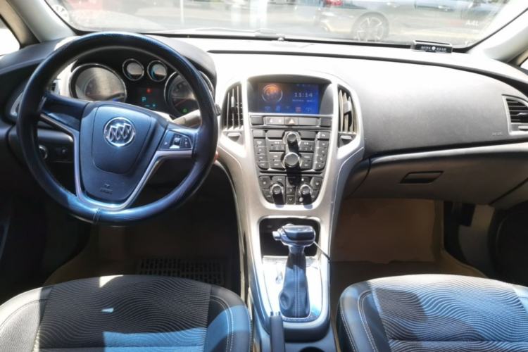 Used Buick GT 2014 XT 1.6L Automatic Fashion Edition Center Console