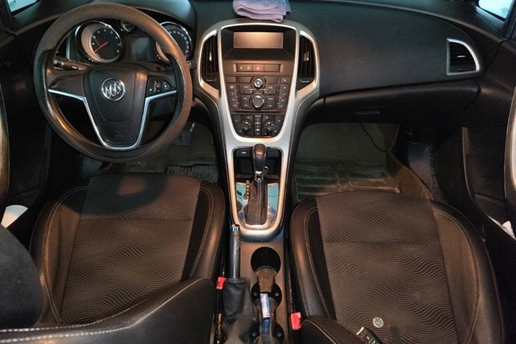 Used Buick GT 2014 XT 1.6L Automatic Fashion Edition Center Console
