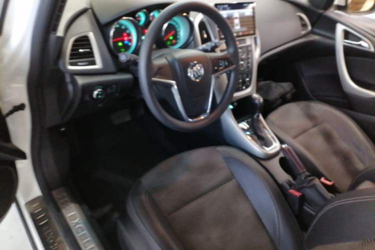 Used Buick GT 2014 XT 1.6L Automatic Fashion Edition Center Console