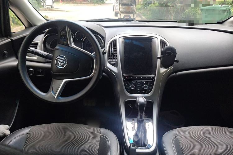 Used Buick GT 2014 XT 1.6L Automatic Fashion Edition Center Console