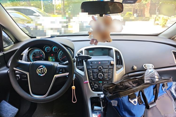Used Buick GT 2014 XT 1.6L Automatic Fashion Edition Center Console
