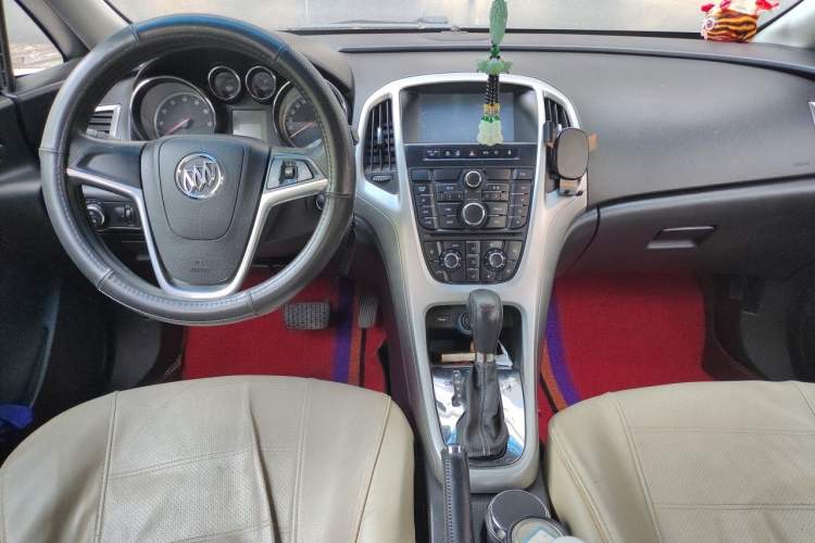 Used Buick GT 2014 XT 1.6L Automatic Fashion Edition Center Console