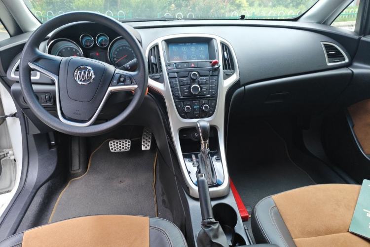 Used Buick GT 2014 XT 1.6L Automatic Fashion Edition Center Console