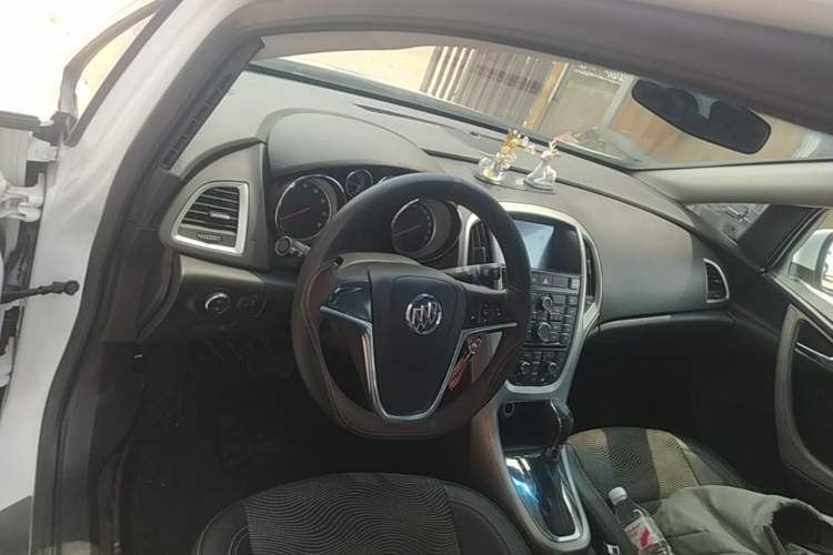 Used Buick GT 2014 XT 1.6L Automatic Fashion Edition Center Console