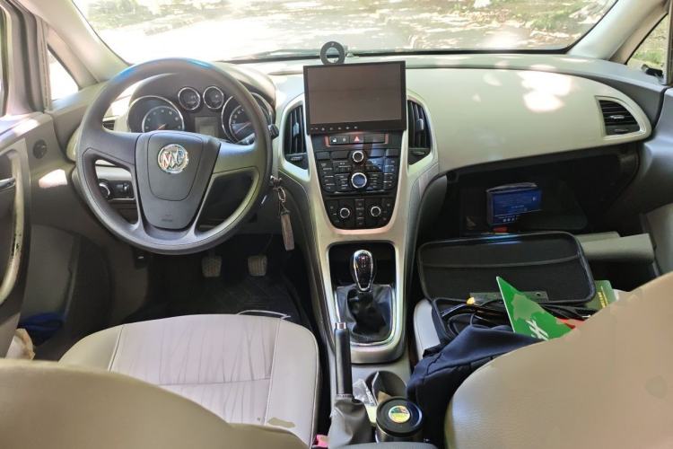 Used Buick GT 2014 XT 1.6L Manual Comfort Edition Center Console