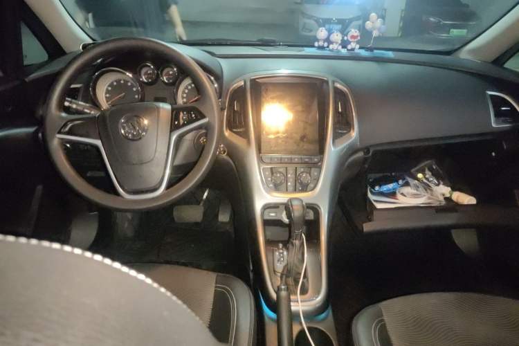 Used Buick GT 2014 XT 1.6L Automatic Fashion Edition Center Console