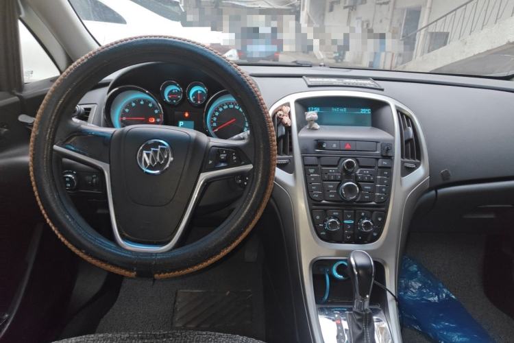 Used Buick GT 2014 XT 1.6L Automatic Fashion Edition Center Console