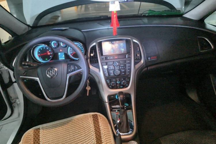 Used Buick GT 2014 XT 1.6L Automatic Fashion Edition Center Console