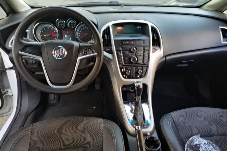 Used Buick GT 2014 XT 1.6L Automatic Fashion Edition Center Console