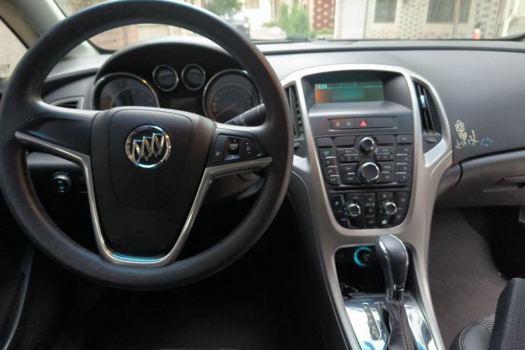Used Buick GT 2014 XT 1.6L Automatic Fashion Edition Center Console