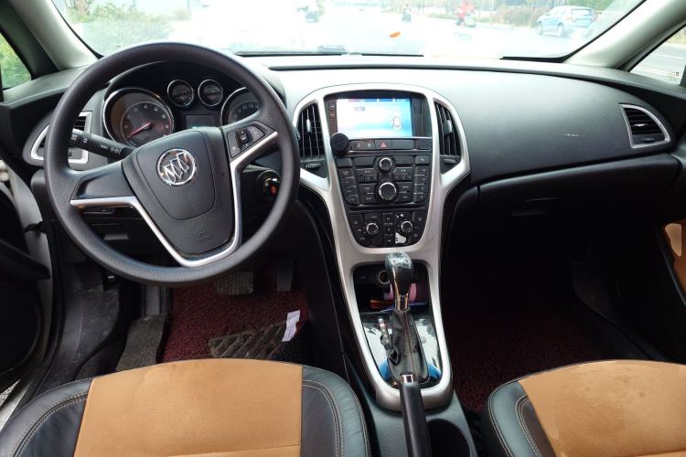 Used Buick GT 2014 XT 1.6L Automatic Comfort Edition Center Console