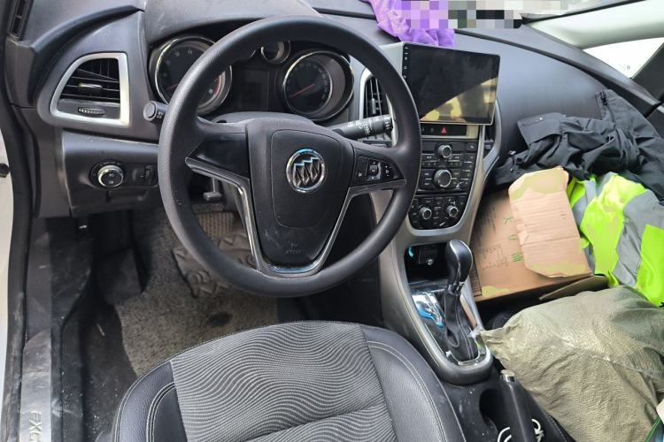 Used Buick GT 2014 XT 1.6L Automatic Fashion Edition Center Console