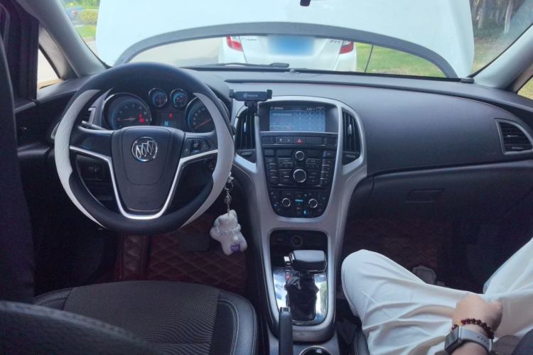 Used Buick GT 2014 XT 1.6L Automatic Fashion Edition Center Console