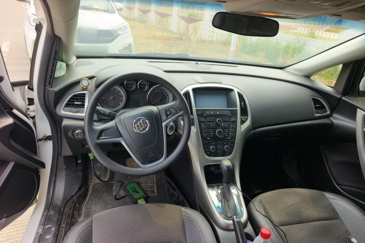 Used Buick GT 2014 XT 1.6L Automatic Fashion Edition Center Console