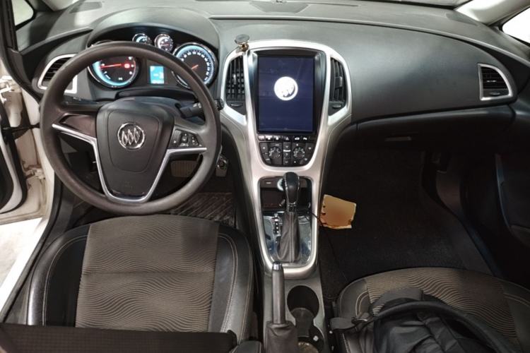 Used Buick GT 2014 XT 1.6L Automatic Fashion Edition Center Console