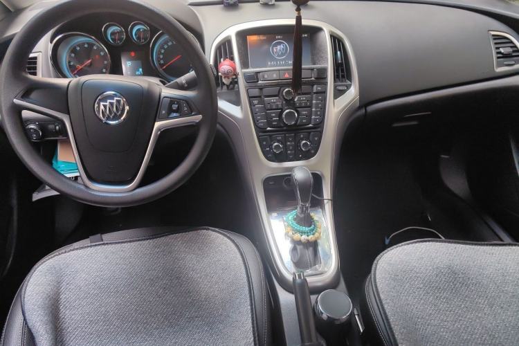 Used Buick GT 2014 XT 1.6L Automatic Fashion Edition Center Console