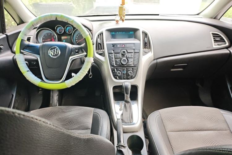 Used Buick GT 2014 XT 1.6L Automatic Fashion Edition Center Console