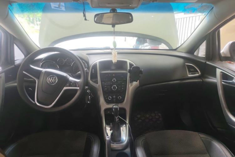 Used Buick GT 2014 XT 1.6L Automatic Fashion Edition Center Console