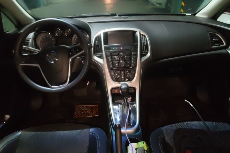 Used Buick GT 2014 XT 1.6L Automatic Fashion Edition Center Console