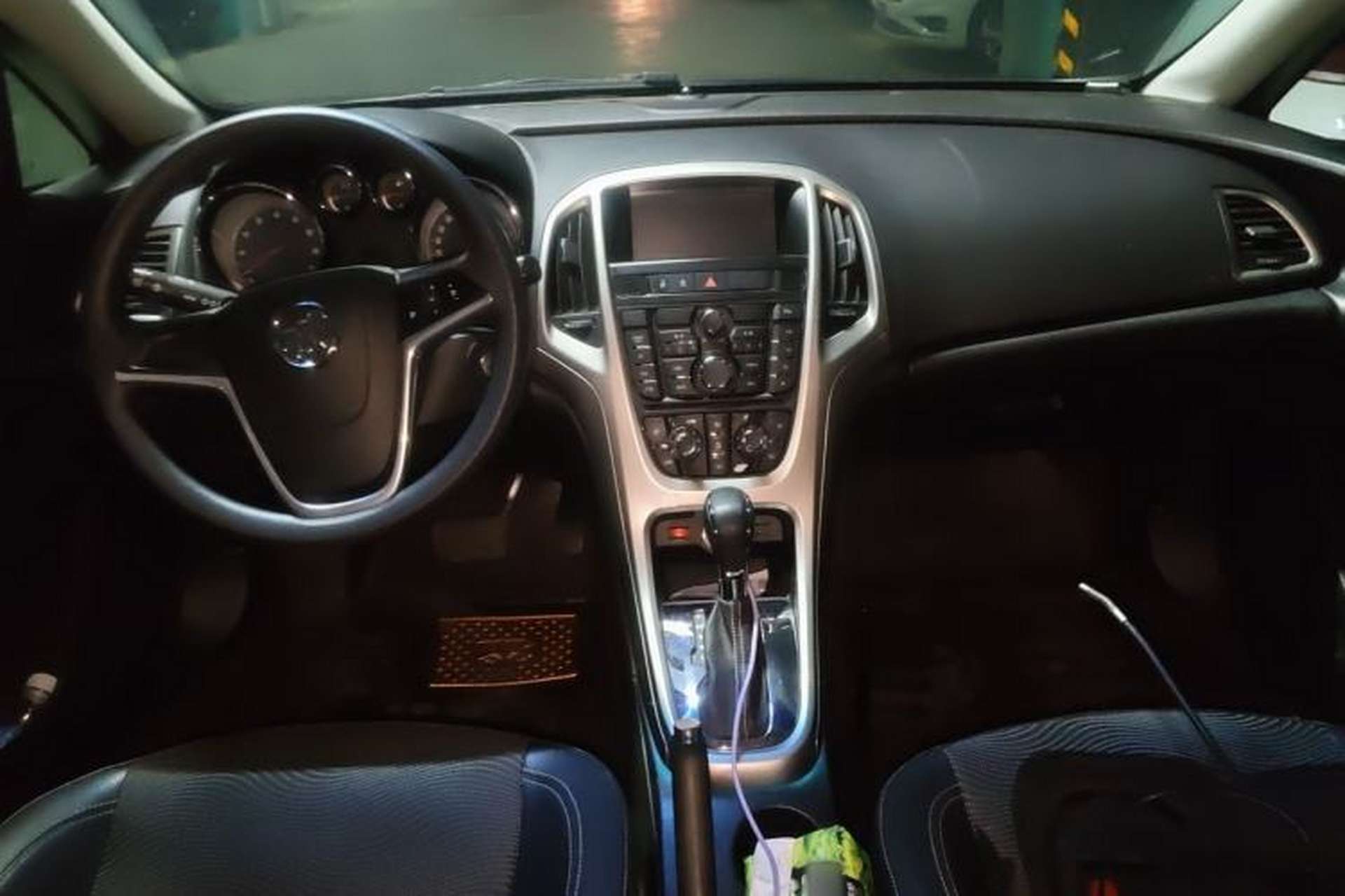 Used Buick GT 2014 XT 1.6L Automatic Fashion Edition Center Console