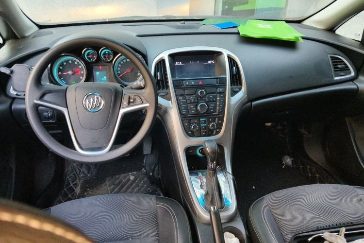 Used Buick GT 2014 XT 1.6L Automatic Fashion Edition Center Console