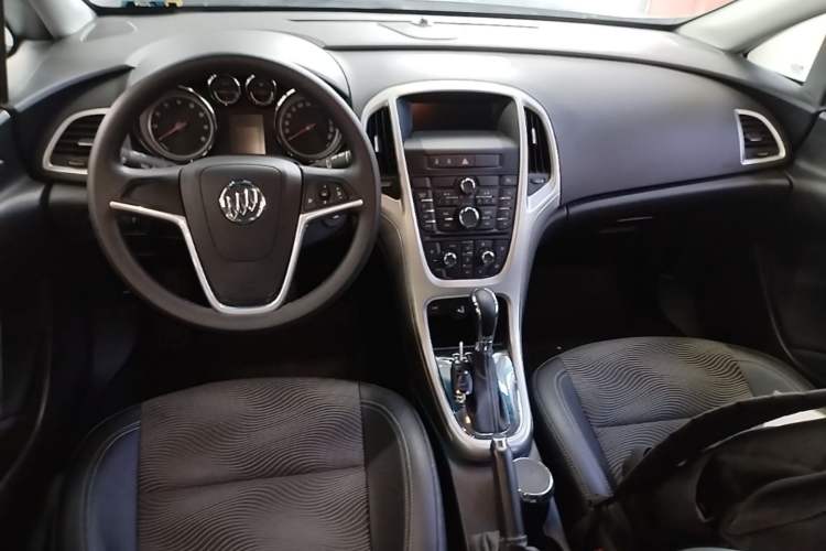 Used Buick GT 2014 XT 1.6L Automatic Fashion Edition Center Console