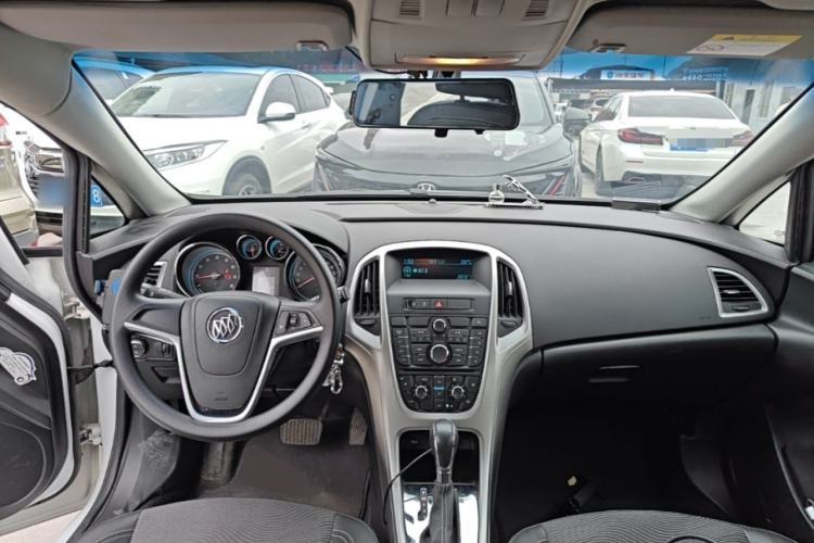Used Buick GT 2014 XT 1.6L Automatic Fashion Edition Center Console