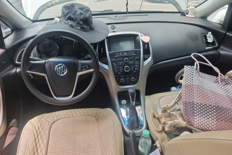 Used Buick GT 2014 XT 1.6L Automatic Fashion Edition Center Console