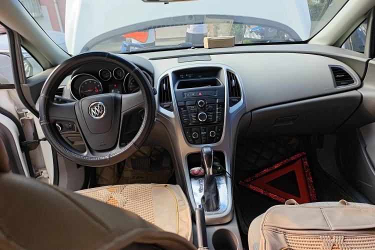 Used Buick GT 2014 XT 1.6L Automatic Comfort Edition Center Console