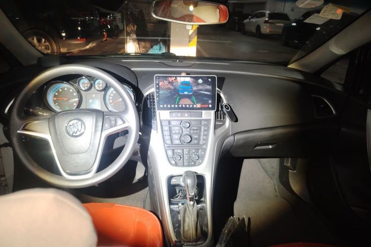 Used Buick GT 2014 XT 1.6L Automatic Fashion Edition Center Console