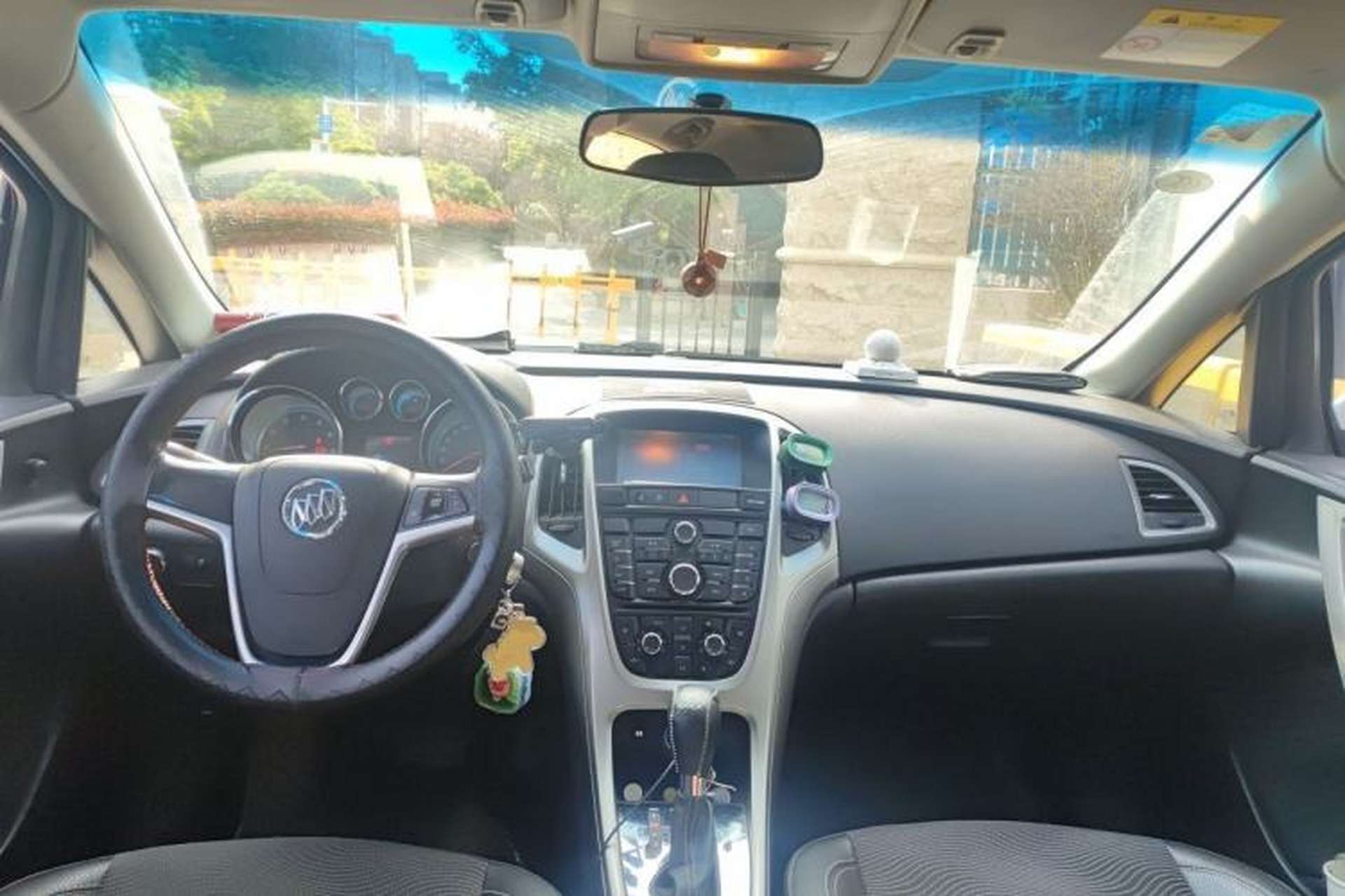 Used Buick GT 2014 XT 1.6L Automatic Fashion Edition Center Console