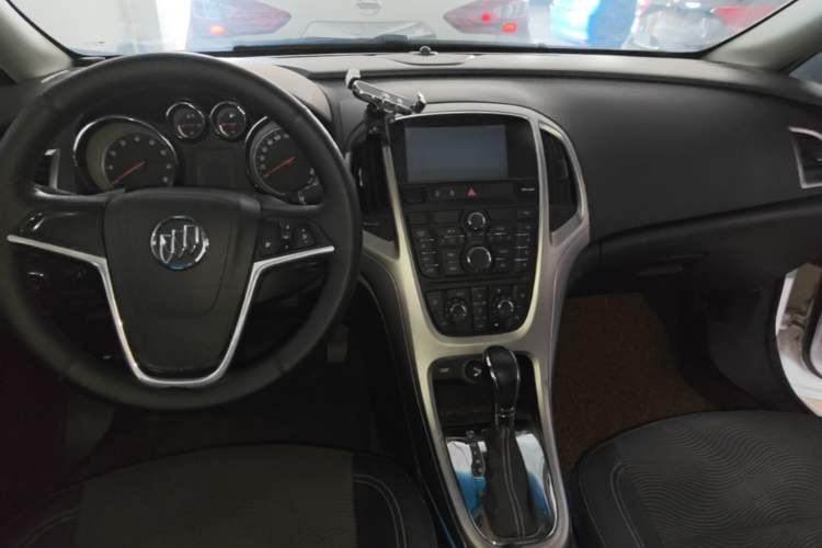 Used Buick GT 2014 XT 1.6L Automatic Fashion Edition Center Console