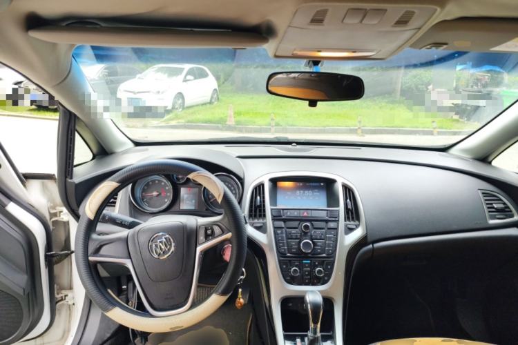 Used Buick GT 2014 XT 1.6L Automatic Fashion Edition Center Console