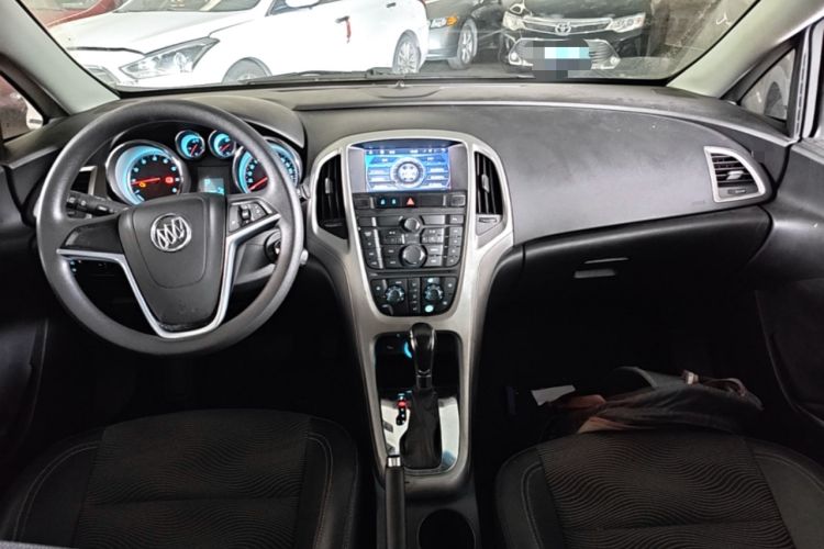 Used Buick GT 2014 XT 1.6L Automatic Fashion Edition Center Console