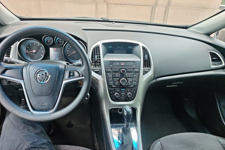 Used Buick GT 2014 XT 1.6L Automatic Fashion Edition Center Console