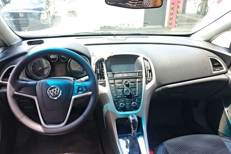 Used Buick GT 2014 XT 1.6L Automatic Fashion Edition Center Console