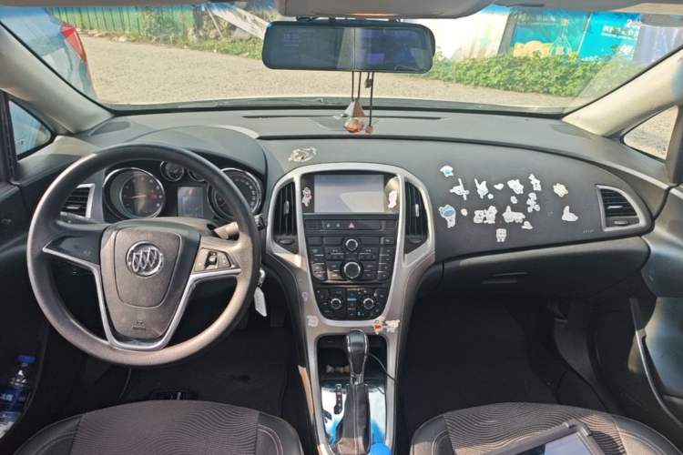 Used Buick GT 2014 XT 1.6L Automatic Fashion Edition Center Console