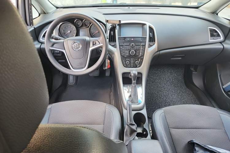 Used Buick GT 2014 XT 1.6L Automatic Fashion Edition Center Console