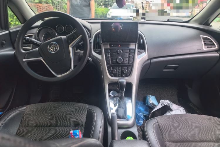 Used Buick GT 2014 XT 1.6L Automatic Fashion Edition Center Console