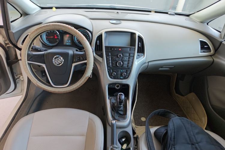 Used Buick GT 2014 XT 1.6L Manual Entry-Level Model Center Console